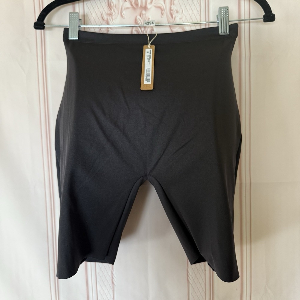 Skims Body Hip Shaping Mid Thigh Short Size Small Onyx Padded NWT $98